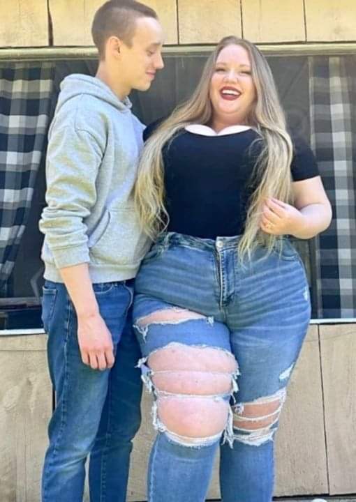 Man Is Made Fun of For Dating A 252-Lb Woman, But He Has The Ideal Reaction To Silence His Critics