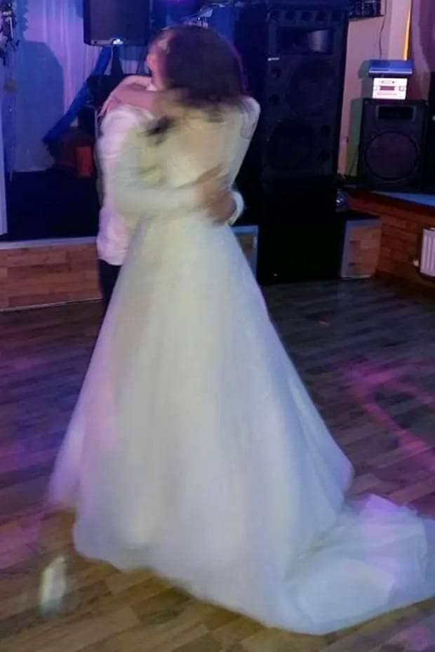 Newlyweds’ Magical Moment on the Dance Floor Takes an Unexpected Turn When Guests Spotted Something at the Bride’s Feet