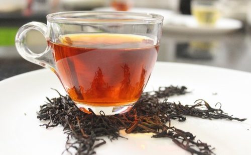 Zgjohu me shije dhe energji: Dy çajrat e mëngjesit që pastrojnë trupin dhe ndihmojnë në rënien e peshës