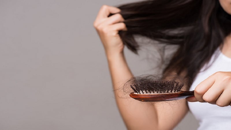 A po të bien flokët më shumë se normalja? Ja 7 shenjat që s’i ke vënë re por tregojnë rënien e shpejtë të flokëve!