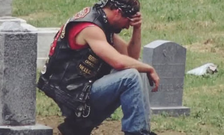 Burri që vizitoi varrin e gruas sime: Një sekret prekës