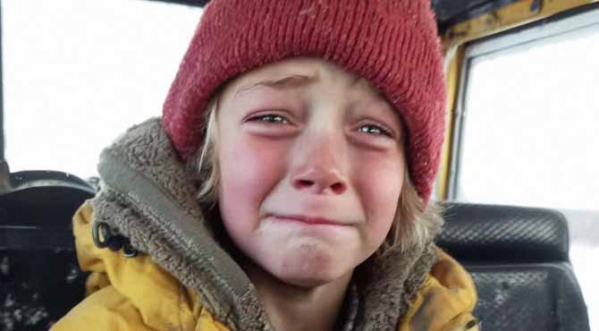 Vura re një djalë të vogël duke qarë në autobusin e shkollës dhe nxitova ta ndihmoja pasi pashë duart e tij.